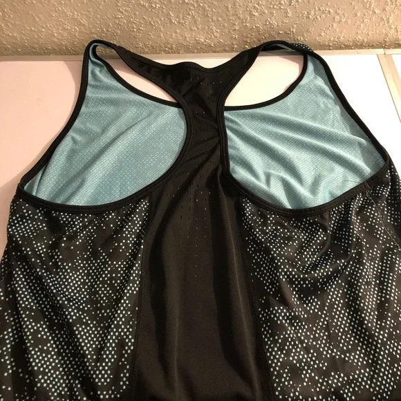 Women’s Active Workout sleeveless tops - Picture 3 of 6